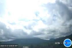 Gunung Ibu Erupsi, Warga Diminta Jauhi Radius 2 Km dari Kawah<