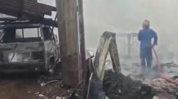 Kebakaran Lapak Barang Bekas di Sidoarjo, Mobil Pikap Ikut Hangus Dilalap Api<