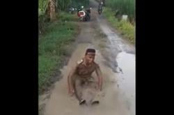 Viral Kades di Sragen Mandi Lumpur usai Terjatuh di Jalan Berlubang, Ini Penyebabnya<