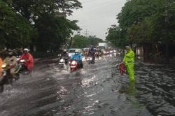 Banjir Rendam Jabodetabek, Jalan Daan Mogot Jakbar Macet Imbas Genangan Air