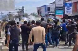 Eksekusi Rumah Mantan Gubernur Sultra Nur Alam Ricuh, Keluarga dan Petugas Saling Dorong