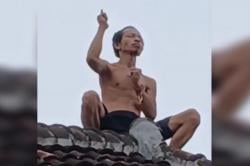 Heboh! ODGJ Bersenjata Pisau Mengamuk di Lampung Timur, Naik Atap Rumah Warga<