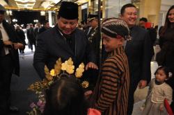 Momen Prabowo Disambut Diaspora Indonesia di Swiss, Diberi Bunga oleh Anak Kecil