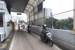 Momen Pengendara Motor Masuk Jalan Tol untuk Hindari Banjir Cengkareng