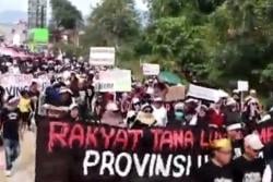 Massa Demo Provinsi Luwu Raya Blokade Trans Sulawesi hingga Bandara, Aktivitas Lumpuh Total<