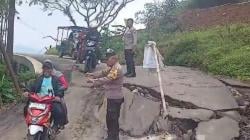 Jalan Raya Batunyana–Danasari Tegal Ambles akibat Hujan Deras, Mobil Tak Bisa Melintas