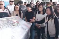 Isak Tangis Iringi Kedatangan Jenazah Pramugari Pesawat ATR 42-500 Florencia di Manado