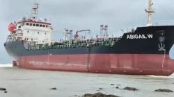 Cuaca Ekstrem Terjang Perairan Tuban, Kapal Tanker Kandas di Pantai Panduri<