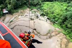 Heroik! Tim SAR Gelantungan di Helikopter Evakuasi Korban Pesawat ATR 42-500<