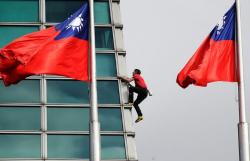 Tegang! Pemanjat Tebing Taklukkan Gedung Taipei 101 Setinggi 500 Meter Tanpa Tali Pengaman
