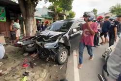 Kecelakaan Maut Avanza Tabrak 6 Motor di Jombang, 1 Orang Tewas<