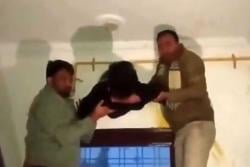 Apes, Maling Ini Nyangkut di Lubang Ventilasi Rumah saat Beraksi