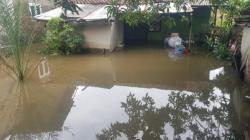 Banjir Rendam Permukiman di Indramayu akibat Hujan Deras, Warga: Air Naik Tiba-Tiba<