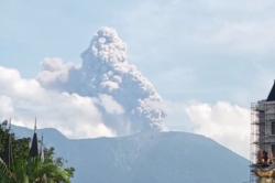 Gunung Marapi Meletus, Hujan Abu Vulkanis Guyur Batusangkar dan Tanah Datar<