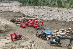 Potret TNI Kerahkan Alat Berat, Bersihkan Tumpukan Kayu di Aceh Utara