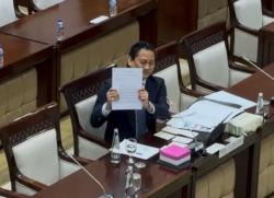 Thomas Djiwandono Tunjukkan Surat Mundur dari Partai Gerindra saat Uji Kelayakan Deputi Gubernur BI