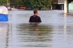 Sudah 10 Hari Banjir Rendam Karawang, Ketinggian Air Masih 1,5 Meter di Telukjambe Barat<