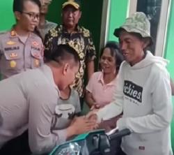 Penjual Es Kue Gabus Viral Dapat Bantuan Motor dan Modal dari Kapolres Depok<