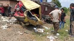 Truk Sawit Terpental Ditabrak Kereta Api di Asahan, Sopir Tewas<