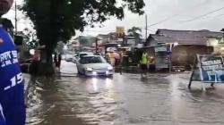 Banjir Kepung Kawasan Kampus Tegalboto Jember, Tembok Jalan Mastrib Roboh<