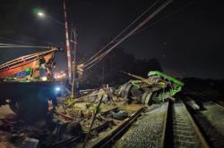 Kecelakaan Kereta Tabrak Truk di Kebumen Tewaskan 1 Orang, 21 Perjalanan KA Terganggu<