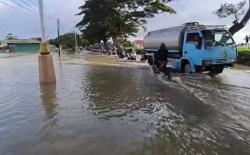 Banjir Luapan Sungai Sigranala Rendam Jalur Cirebon-Indramayu, Arus Lalin Lumpuh<