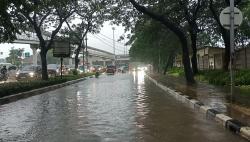 Banjir Rendam Depan Jalan ITC Cempaka Mas, Polisi Tutup Jalur Lambat
