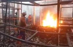 Kebakaran Gudang Sepatu di Mojokerto, Warga Panik Dengar Ledakan Keras<
