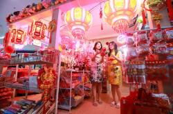 Sambut Imlek 2026, Pusat Perbelanjaan Dihiasi Lampion dan Ribuan Bunga 