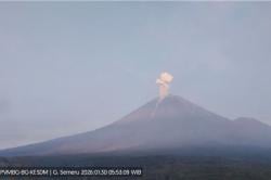 Gunung Semeru Erupsi, Kolom Abu Terpantau Setinggi 1.000 Meter<