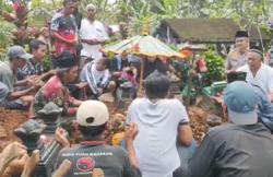 Isak Tangis Iringi Pemakaman Bocah 5 Tahun Korban Perampokan Sadis  di Boyolali<