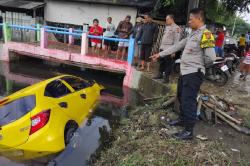 Oknum Polisi di Karawang Diduga Tabrak Lari, Panik Dikejar Warga Mobilnya Masuk Kali<