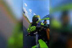 Valentino Rossi Pamer Aksi di Sirkuit Mandalika, Putar Satu Lap Pakai Yamaha R1