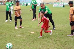 Mantan Pemain Timnas Indonesia Latih Bibit Atlet Sepak Bola