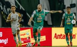 Drama VAR Menit Akhir! Persebaya Hanya Imbang Lawan 10 Pemain Dewa United