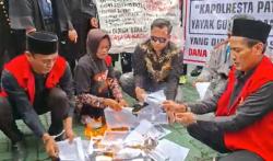 Sidang Aktivis Pati Ricuh! Massa AMPB Bakar Berkas BAP di Depan Pengadilan Negeri<