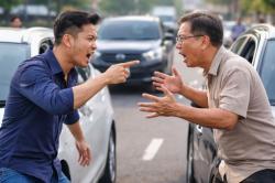Viral Cekcok Sesama Pengemudi Mobil di Makassar, Serempetan Berujung Pukulan<