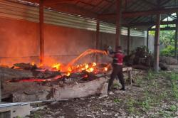 Polisi Selidiki Kebakaran Gudang Bekas Museum Gunarsa di Klungkung Bali<