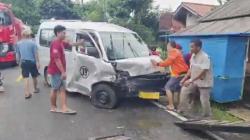 Tabrakan Daihatsu Sigra dan Angkot di Pandeglang, 4 Orang Dilarikan ke RS <