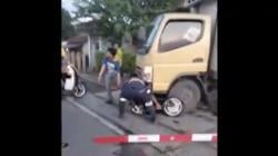 Kecelakaan di Lebak, Warga Panik Berjibaku Evakuasi Pemotor dari Kolong Truk