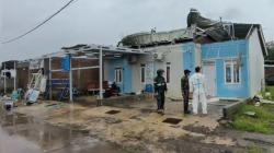 Puting Beliung Mengamuk di Maros, Belasan Rumah Rusak dan Bocah 5 Tahun Tersangkut di Atap <