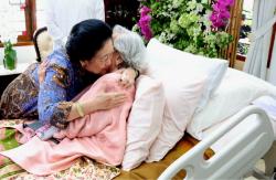 Megawati Berduka atas Wafatnya Istri Hoegeng: Sudah seperti Keluarga Sendiri