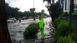 Hujan Deras Guyur Jakarta, Jalan DI Panjaitan Jaktim Tergenang 50 Cm 