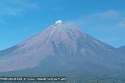 Gunung Semeru Meletus Hari Ini, Kolom Abu Capai 400 Meter<