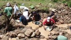 Berburu Butiran Emas, Ratusan Warga Serbu Sungai di Praya Barat Daya Lombok Tengah<