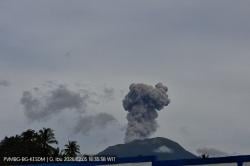Erupsi Gunung Ibu Semburkan Abu Setinggi 600 Meter, Warga Diminta Waspada<