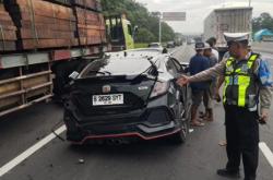 Kecelakaan Sedan Sport Tabrak Truk di Tol Surabaya-Gempol, Pemobil Wanita Luka-Luka<