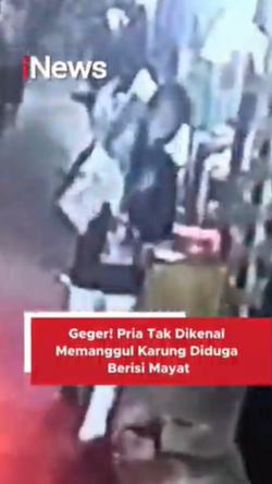 Geger Pria Tak Dikenal Memanggul Karung Diduga Berisi Mayat
