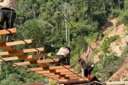 Sinergi Polri dan Warga, Jembatan Gantung di Gayo Lues Rampung Dibangun<