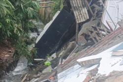 3 Rumah Warga di Bantaran Sungai Terbawa Longsor di Banyumanik Semarang<